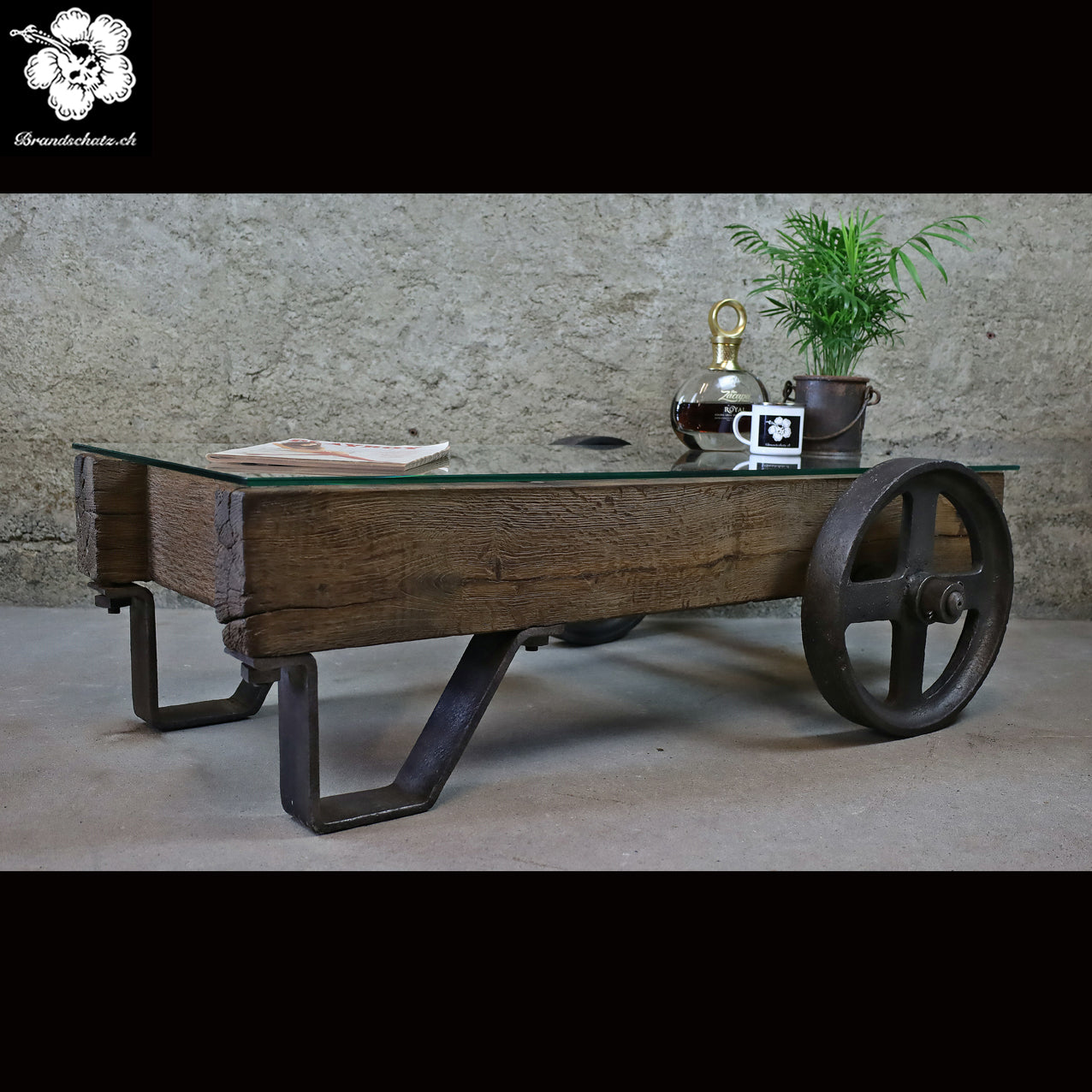 Couchtisch aus altem Schwerlast-Wagen