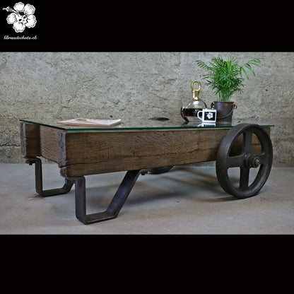 Couchtisch aus altem Schwerlast-Wagen
