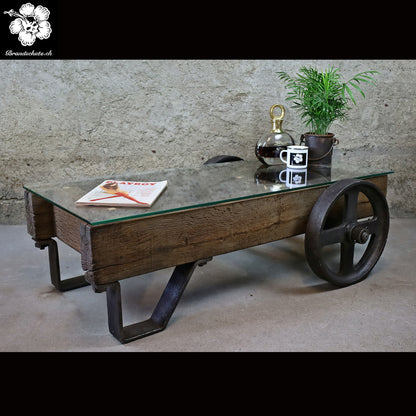 Couchtisch aus altem Schwerlast-Wagen