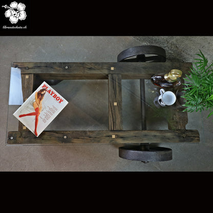 Couchtisch aus altem Schwerlast-Wagen