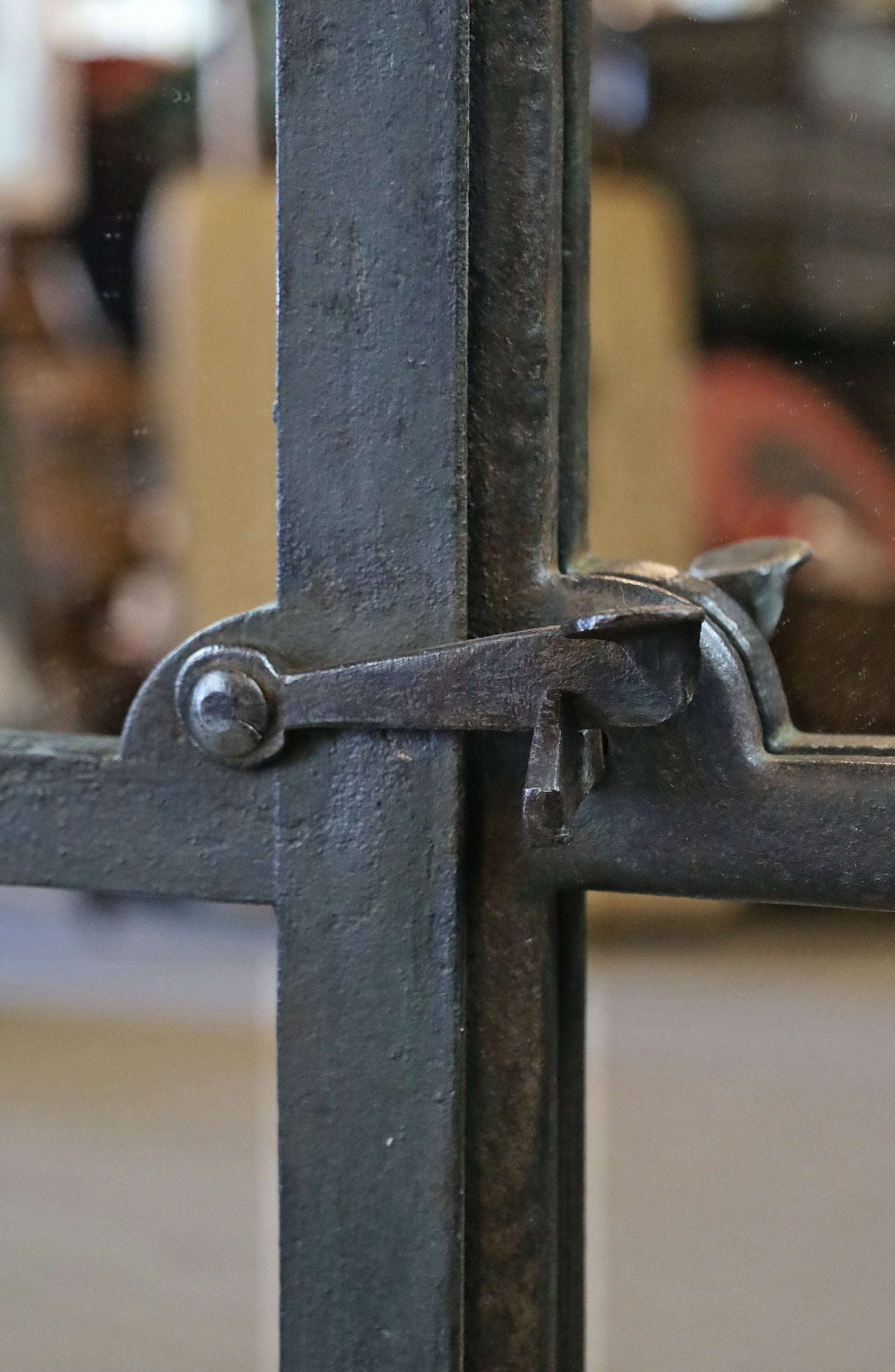 Gusseisenfenster, Segmentbogenfenster verspiegelt